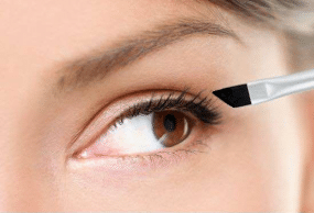 waar je met een schuine kwast eyeliner gel aanbrengt