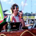 zanger op boot tijdens canal pride