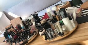 tafel met make-up producten